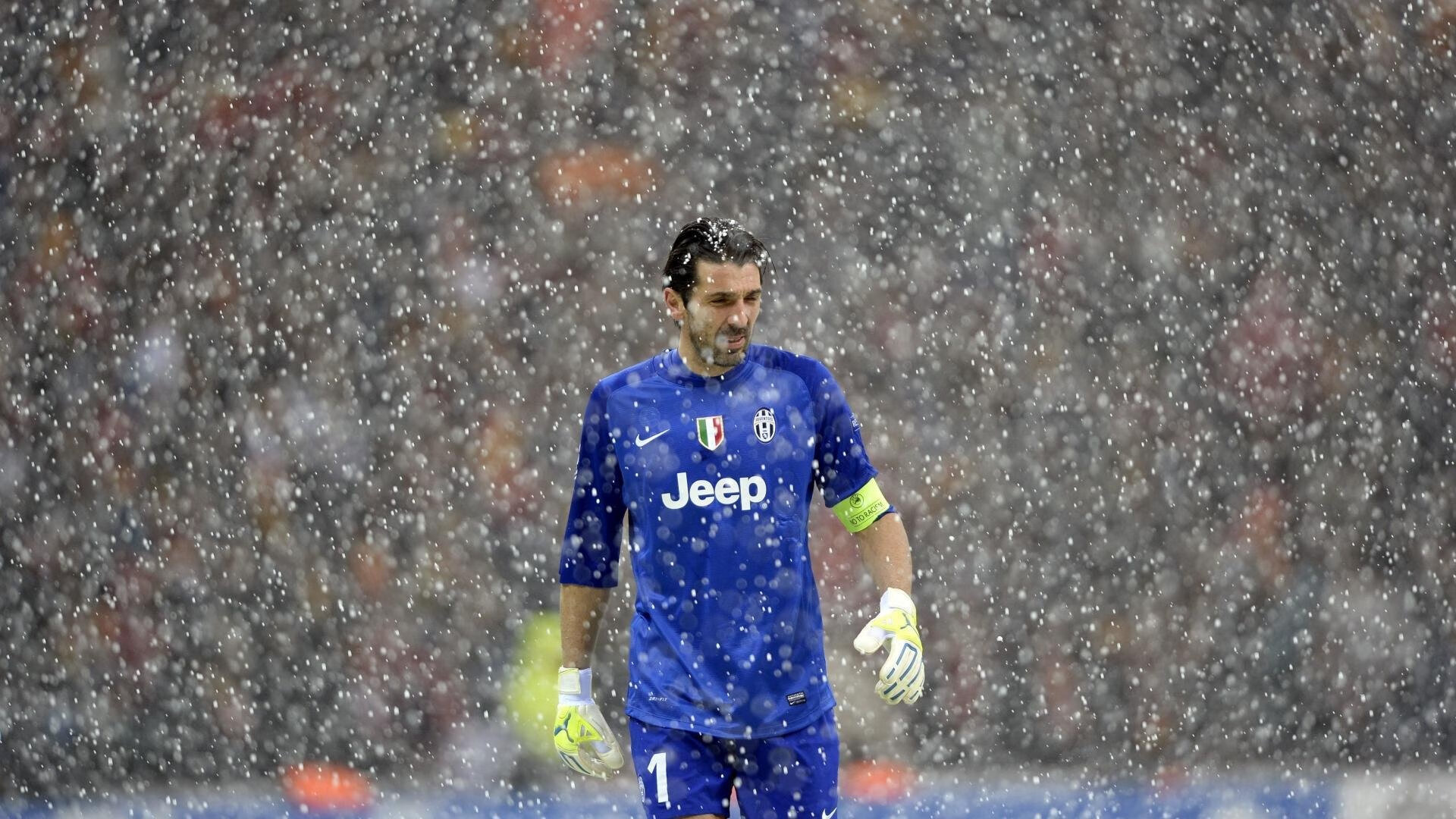 -国家队比赛风格缺乏鲜明特色，国家队表现